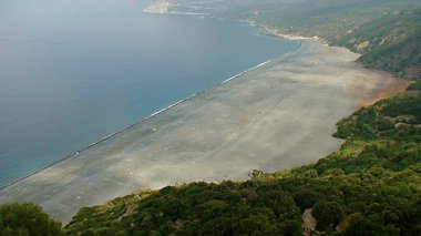 Nonza beach is undoubtedly the most original beach on the west coast of Corsica. Located below the perched village of Nonza, 1.4 km of small gray gravel make up this unique beach in Cap Corse