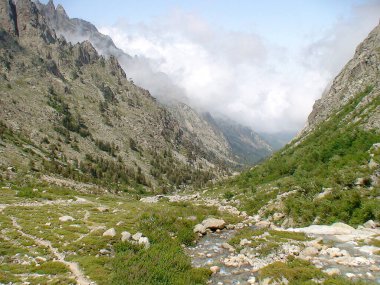 Corte 'den ayrılan, Güzellik Adası lakaplı Korsika' nın göbeğinde, Restonica vadileri yüzme ve yürüyüş için pek çok olanak sunuyor..