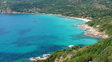 Chiuni Sahili, Korsika 'nın batı kıyısında, Cargese yakınlarında güzel bir kumsaldır. Cennetin güzel altından yapılmış küçük bir köşesi, palmiye ağaçları ve hepsinden önemlisi muhteşem bir turkuaz sudur..