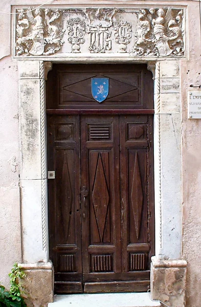Solidne Stare Poplamione Drewniane Drzwi Domu Bonifacio Piękne Miasto Południowej — Zdjęcie stockowe