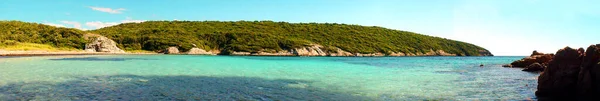 Paraguan beach, with its turquoise blue waters, is the greenest of Bonifacio in Corsica, on the island of beauty: its fine sand bottoms spread out at shallow depths over several tens of meters, like a lagoon that does not not the name.