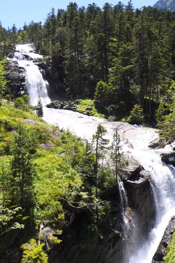 Kateret 'teki Pont d' Espagne şelalesi Pireneler Ulusal Parkı 'nın göbeğinde bulunan olağanüstü doğal bir alandır. Occitanie 'nin Grands Sitesi' nin bir parçası. Kaçınılmaz yürüyüşlerin başlangıç noktasıdır: Gaube Gölü, Oulettes...