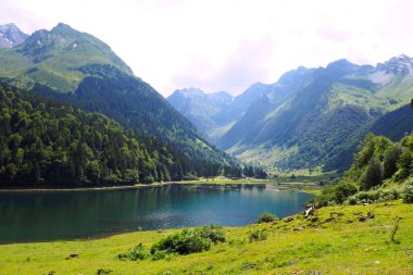 Lac d 'Estaing, Fransa' nın güneyinde, Occitanie 'de, Fransa' nın Val d 'Azun' un kalbinde yer almaktadır. Deniz seviyesinden 161 metre yükseklikteki doğal göl karla kaplı dağların nefes kesici manzarasının tadını çıkarmanızı sağlar.