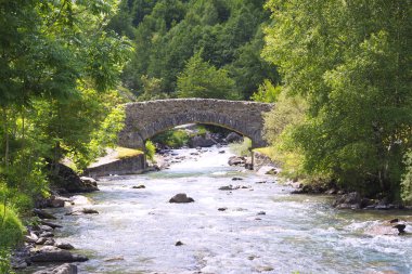 İspanyol sınırına yakın Hautes-Pyrenees 'de Gavarny Sirki' nin eteğindeki küçük taş köprü.