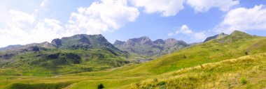 Aubisque Geçidi 'nden panoramik manzara, Fransa Merkez Pireneleri' nin dağ geçidi, 1709 metrede son buluyor. Yeni Akitanya Bölgesi