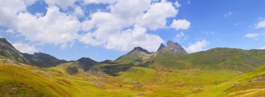 Aubisque Geçidi 'nden panoramik manzara, Fransa Merkez Pireneleri' nin dağ geçidi, 1709 metrede son buluyor. Yeni Akitanya Bölgesi