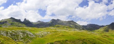 Aubisque Geçidi 'nden panoramik manzara, Fransa Merkez Pireneleri' nin dağ geçidi, 1709 metrede son buluyor. Yeni Akitanya Bölgesi