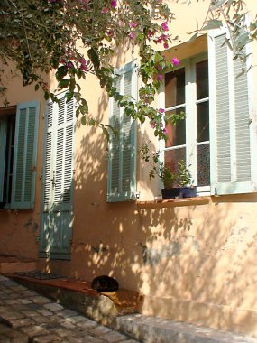 Akdeniz kıyısındaki Provence köyü Ramatuelle 'de Johnny Halliday, Gerard Philippe ve uluslararası tiyatro festivali gibi birçok kişi tarafından meşhur edilen eski bir evin güzel yüzü.