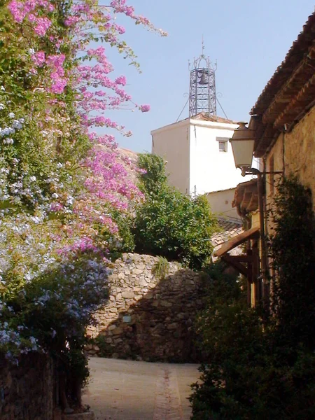Blühende Gasse Und Glockenturm Von Ramatuelle Dorf Der Provence Südfrankreich — Stockfoto