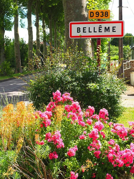 贝莱姆镇 Belleme 的入口 这是诺曼底奥恩省的一个中世纪小城镇 它建立在岩石的露头之上 是波切的一个古老的首都 在城市的顶部 城墙的残余物依然可见 — 图库照片