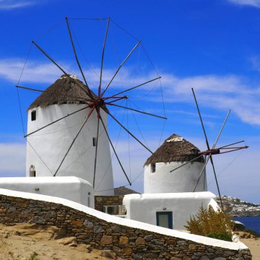  Mykonos 'un (Yunanistan) ünlü beyaz yel değirmenleri, Ege Denizi' nin merkezindeki Kiklad adası 