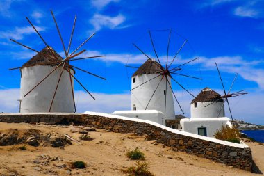  Mykonos 'un (Yunanistan) ünlü beyaz yel değirmenleri, Ege Denizi' nin merkezindeki Kiklad adası 