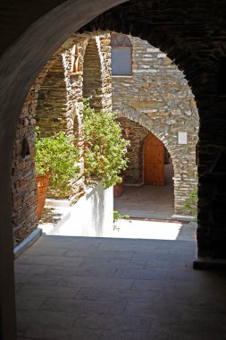 Cyclades 'de, Andros adasında Agios Nikolaos Manastırı' nın iç geçidinde azizlerin kalıntıları var. Bunların en saygıdeğer olanı Arimimathea 'lı Yusuf' un kafatasının bir parçasıdır.