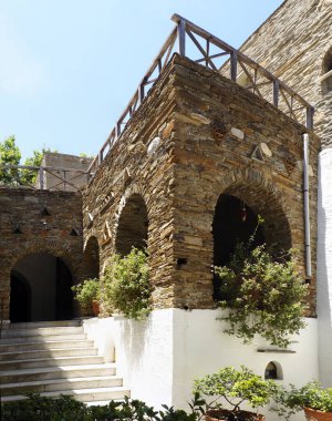 Andros Adası 'ndaki Cyclades' de Agios Nikolaos manastırının iç atari salonlarında azizlerin kalıntıları bulunur. Bunların en saygıdeğer olanı, Arimathea 'lı Joseph' in kafatasının bir parçasıdır.