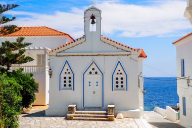 Eski Chora kasabasındaki Ortodoks Aziz Barbara Kilisesi. Ege Denizi 'nin merkezindeki ünlü Kiklad adası.