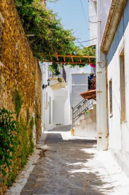 Ege Denizi 'nin göbeğindeki Yunan Kiklad Adaları' nın cazibelerinden biri de dar sokaklar: beyaz evler, küçük çiçekli balkonlar ve kaldırımlı merdivenler. 