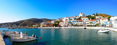Andros adasındaki Batsi balıkçı limanının panoramik görüntüsü, Ege Denizi 'nin merkezindeki ünlü Cyclades adası.