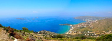 Agios Petros sahilinin panoramik manzarası ve Andros 'taki Gavrio körfezi, Ege Denizi' nin merkezindeki ünlü bir Cyclades adası.