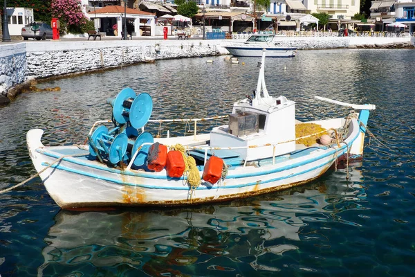 バトシの小さな港 有名なアンドロス島 キクラデス諸島 エーゲ海の中心部にある伝統的な漁船 またはカイク — ストック写真