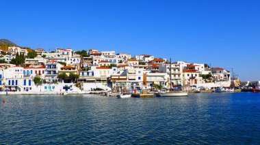 Ege Denizi 'nin merkezindeki ünlü Cyclades adası Andros adasındaki Batsi balıkçı limanının manzarası.