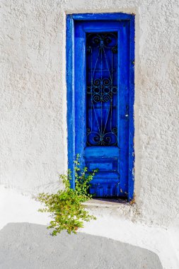 Ege Denizi 'nin göbeğindeki Yunan Kiklad adalarının cazibesinden biri de antik şehirlerin dar sokaklarındaki evlerin güzel renkli kapılarıdır.