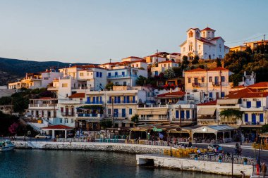Batsi 'nin üzerinde gün batımı, Andros' un güzel küçük turistik limanı, Ege Denizi 'nin göbeğindeki güzel Kiklad adaları. 