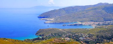 Cyclades 'de, Ege Denizi' nin kalbinde: Andros adasının en büyük şehri ve başkenti Chora 'nın panoramik hava manzarası