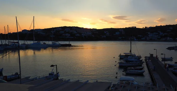 バトシの上の夕日 Androidのかなり小さな観光港 エーゲ海の中心部にある美しいキクラデス諸島 — ストック写真