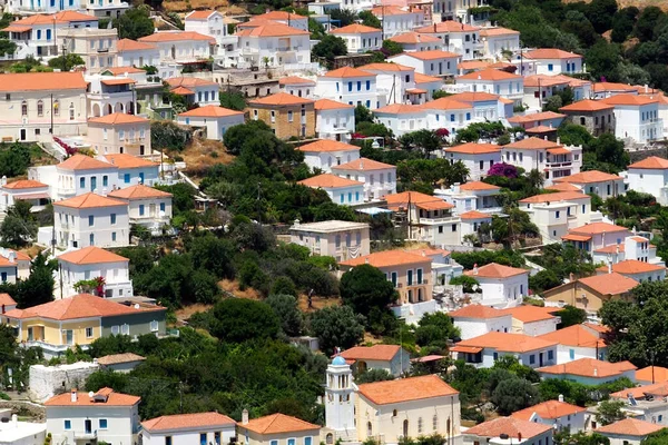エーゲ海の中心部にあるキクラデス諸島では 有名なアンドロス島の山の中で小さな白い村が失われました — ストック写真