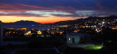 Ege Denizi 'nin göbeğindeki Cyclades Takımadası' nın güzel küçük adasının üzerinde inanılmaz bir gün batımı var..