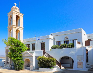 Ege Denizi 'nin göbeğindeki Tinos adasında yer alan Kechrovouni manastırı, 10. yüzyılda Arnados köyü yakınlarında inşa edilmiş büyük bir dini kompleks.