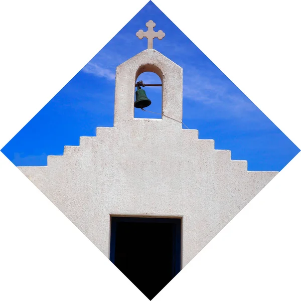 爱琴海中心的Cyclades的Mykonos 岛上一座小礼拜堂的大钟塔 Agios Nikolaos — 图库照片
