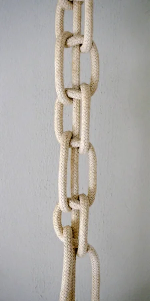 用绳子把灯罩吊在天花板上的例子 — 图库照片
