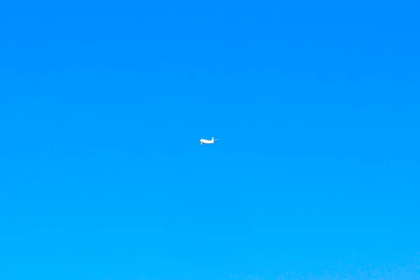 Самолет Улетает Голубом Небе Греции Над Архипелагом Кикладов Сердце Эгейского — стоковое фото