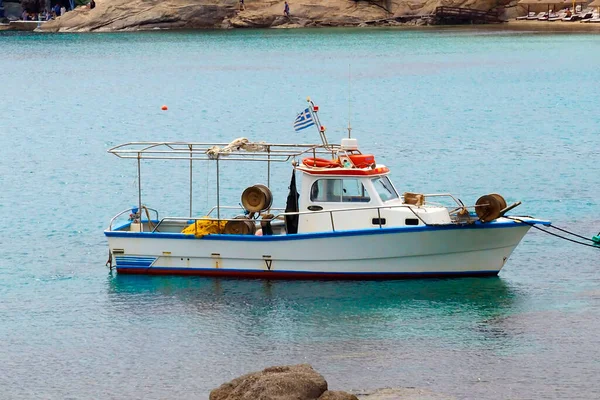 エーゲ海の中心部 サイクラデス島の有名なミコノス島のアギア アンナの小さな湾で伝統的な漁船 — ストック写真