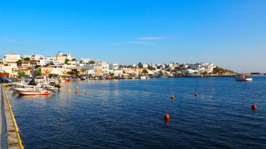 Andros adasındaki Batsi balıkçı limanının panoramik görüntüsü, Ege Denizi 'nin merkezindeki ünlü Cyclades adası. 