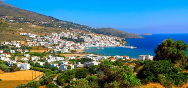 Andros adasındaki Batsi balıkçı limanının panoramik görüntüsü, Ege Denizi 'nin merkezindeki ünlü Cyclades adası. 