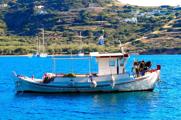 Barco Pesca Tradicional Caique Pequeña Bahía Kini Siros Famosa Isla — Foto de Stock