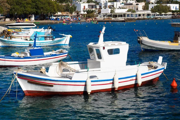 エーゲ海の中心部 サイクラデス島の有名なミコノス島の小さな湾にある伝統的な漁船 またはカイケ — ストック写真