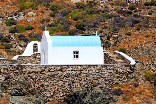 Ege Denizi 'nin göbeğindeki bir Cyclades adası olan Mykonos' un güzelliklerinden biri de küçük kır yolunun kıvrımlarında bulunan küçük beyaz ve mavi şapellerdir.