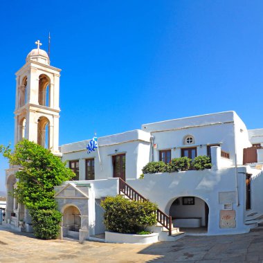 Ege Denizi 'nin göbeğindeki Tinos adasında yer alan Kechrovouni manastırı, 10. yüzyılda Arnados köyü yakınlarında inşa edilmiş büyük bir dini kompleks.