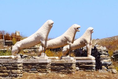 Ege Denizi 'nin göbeğindeki güzel Cycladic adası Mykonos yakınlarındaki Delos Adası' ndaki ünlü aslan bulvarının manzarası.