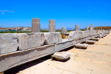 Ege Denizi 'nin kalbinde, Mykonos yakınlarında, güzel bir Cycladic adası olan Delos Adası' ndaki antik agora manzarası