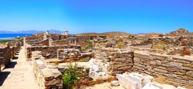 Ege Denizi 'nin göbeğindeki güzel Kiklad adası Mykonos yakınlarındaki Delos Adası' ndaki antik evlerin genel görünümü