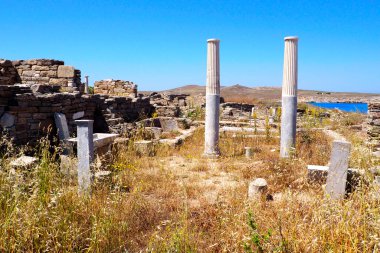 Ege Denizi 'nin kalbinde yer alan güzel Cycladic adası Mykonos yakınlarındaki Delos Adası' ndaki antik hamamların manzarası