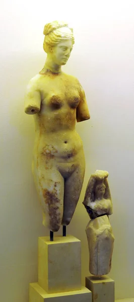 Starożytny Posąg Przedstawiający Boginię Starożytnym Pałacu Pobliżu Świętego Jeziora Delos — Zdjęcie stockowe