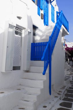 Ege Denizi 'nin göbeğindeki Yunan adalarının cazibelerinden biri de, kaldırımlı merdivenleri ve çiçekli küçük balkonlarıyla beyaz evlerle dolu dar sokaklar.