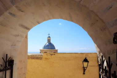 Ege Denizi 'nin merkezindeki ünlü Kiklad adası Syros' un başkenti Ermoupoli 'ye hakim olan katolik katedralin mavi kubbesi.