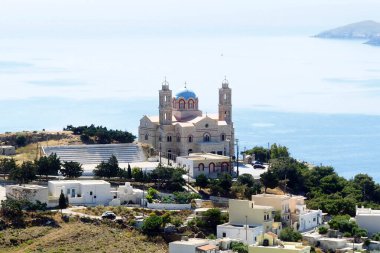 Ege Denizi 'nin merkezindeki ünlü Cyclades adası, Syros' un başkenti Ermoupoli 'ye hakim olan Ortodoks katedralinin havadan görünüşü