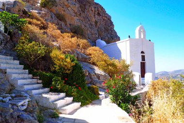 Ege Denizi 'nin göbeğinde, Cyclades adalarının cazibelerinden biri merdivenlerden inerken keşfettiğiniz küçük gizli beyaz şapellerdir.